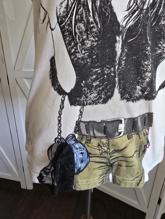 Bisou Bisou Fashionista Girl Illustration in a Cream & Black Color Scoop Neck - Picture 3 of 8